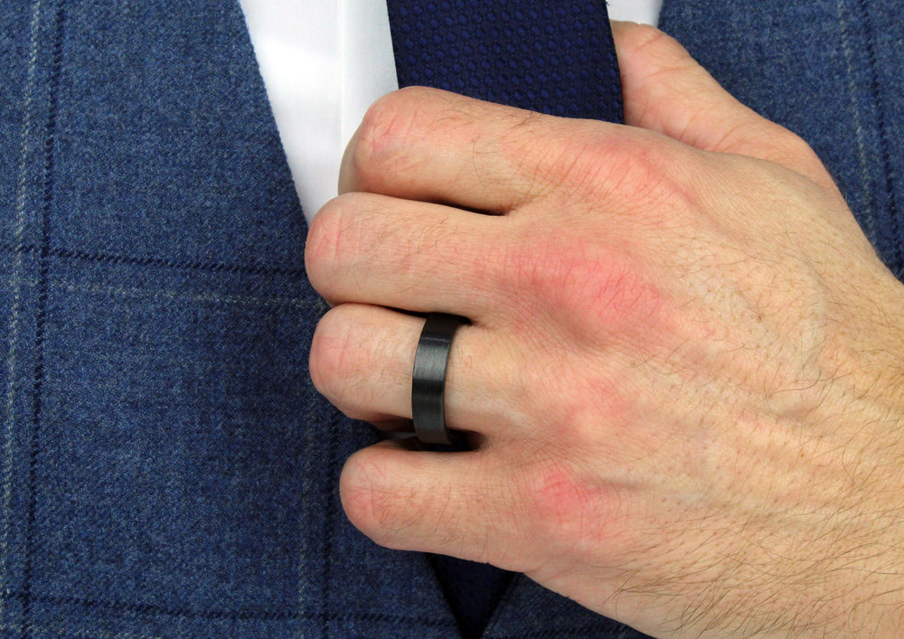 Model wearing Black Carbon Fibre ring, 6mm wide, 2.7mm deep, Comfort Court profile, 59288-002-000-N000