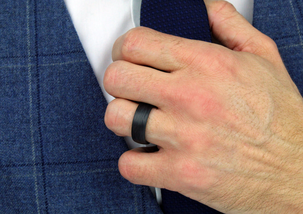 Model wearing Black Carbon Fibre, 8 mm wide, 2.7 mm deep, Comfort court profile, 59289/002/000/N000